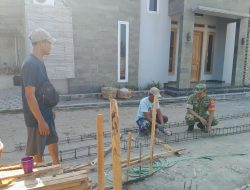 Semangat Gotong Royong Tanpa Batas, Babinsa dan Warga Gemolong Sragen Bahu-Bahu Wujudkan Rumah Mbah Eny
