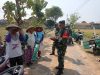 Bukan Hanya Menyapa, Babinsa Ngrampal Datangi Petani di Tengah Sawah