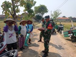 Bukan Hanya Menyapa, Babinsa Ngrampal Datangi Petani di Tengah Sawah