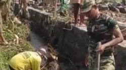 BABINSA GUWOREJO TURUN JALAN, GANDENG WARGA BANGUN TALUD SAMBIL INGATKAN BAHAYA BAKAR SAMPAH