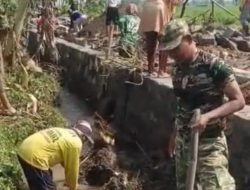 BABINSA GUWOREJO TURUN JALAN, GANDENG WARGA BANGUN TALUD SAMBIL INGATKAN BAHAYA BAKAR SAMPAH