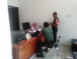 Babinsa Gemolong Turun ke Balai Desa, Data Warga Kurang Mampu untuk Petakan Kondisi Sosial