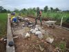 Bukan Cuma Datang, Babinsa Gemolong Ikut Angkat Material Bangun Talud Bareng Warga