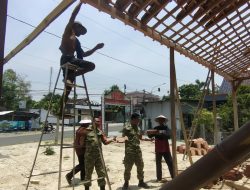 Atap Belum Rapat, Tangan Prajurit Bergerak Cepat, Aksi Babinsa Koramil Gesi Pasang Genting Rumah Warga
