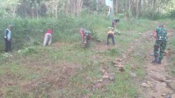 Jalan Bersih, Warga Nyaman! Babinsa Gesi dan Masyarakat Gotong Royong Rawat Lingkungan