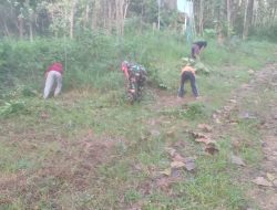 Jalan Bersih, Warga Nyaman! Babinsa Gesi dan Masyarakat Gotong Royong Rawat Lingkungan