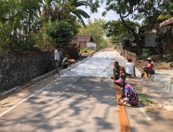 Lengan Berlumur Semen, Babinsa Kalijambe Sragen Ikut Ngebut Cor Jalan Desa Bukuran