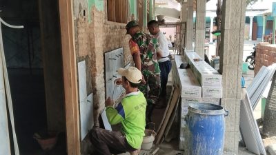 TNI dan Warga Bahu-Membahu, Perehapan Gedung SDN 2 Pelemgadung Karangmalang Masuki Tahap Finishing