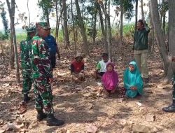 Waspada bahaya kebakaran lahan, Babinsa Koramil Plupuh gencar edukasi warga agar tunggu sampai api padam saat bakar sampah